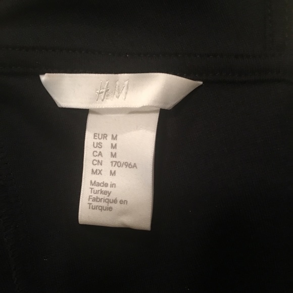 Black top with an open back - Picture 4 of 4